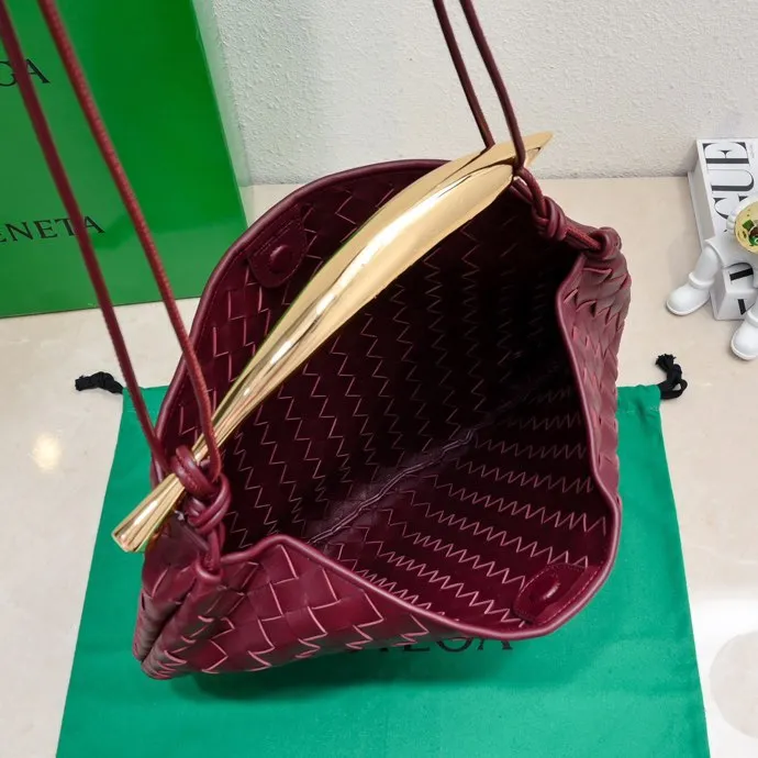 Original leather, batch 2060, the old-money style BV Sardine large size has been shipped🔥 Nowadays, many fashionable, rich and tasteful Jimei people are carrying the same bag invariably. It’s Bottega Veneta Sardine! Because this BV Sardine bag is so beautiful and high-end! The arc-shaped intrecciato woven bag body, paired with metal sardine handles, looks like a work of art, allowing people to ponder and appreciate it. Currently Sardine has launched three sizes for everyone to choose from. This is the largest size🉑️hand-held🉑️armpit🉑️single shoulder🉑️crossbody. It is a very high-quality and relatively niche treasure model. It will be very special when you carry it when you go out. It allows you to have the freedom of carrying a bag. Sisters go crazy. Style number: 7468-1# Size: 39*31*12cm